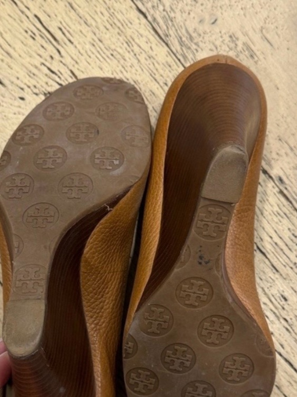 Tory Burch Tan Leather Wedge Heel Gold Logo Medallions 9 - Picture 5 of 6